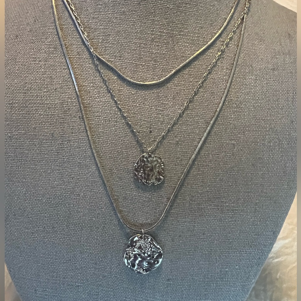 Elegant Silver 3 Layered Necklace with Hammered Disc Pendants